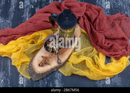 Linden und Linden-Tee. Kräutertee aus Linde. Detox Kräutertee auf Holztisch.Der ausgießende Linden-Tee. Stockfoto