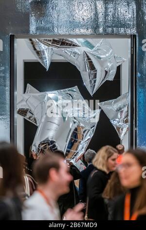 Silver Clouds - Andy Warhol Exhibiton at the Tate Modern. Diese neue Ausstellung - die erste seit fast 20 Jahren auf der Galerie - bietet einen seltenen persönlichen Einblick, wie Warhol und sein Werk eine Zeit der kulturellen Transformation markiert haben. Neben seinen bekannten Popbildern von Marilyn Monroe, Coca-Cola und Campbell's Soup Cans zeigt die Ausstellung Arbeiten, die noch nie in Großbritannien zu sehen waren, darunter die größte Gruppierung der Warhol-Serie Ladies and Gentlemen. Stockfoto