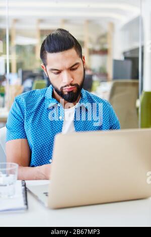 Der konzentrierte IT-Programmierer arbeitet am Computer im Büro Stockfoto