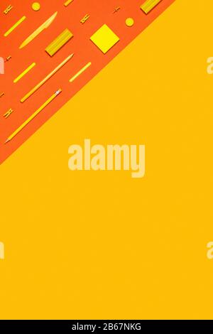 Schul- und Hochschulbedarf auf gelbem und orangefarbenem Hintergrund. Flaches Layout, Draufsicht, Kopierbereich. Stockfoto
