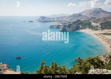 Panoramablick auf den Strand Tsampika, Berge und blaues Meer, Insel Rhodos, Griechenland. Sonniges Wetter. Stockfoto