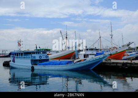 Makassar Indonesia - Paotere Harbor Holzschiffe und Lichtreflexe Stockfoto