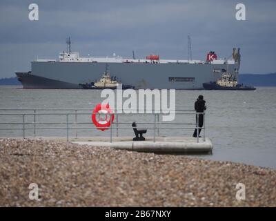 Sheerness, Kent, Großbritannien. März 2020. Wetter in Großbritannien: Ein überholter Nachmittag in Sheerness, Kent als Träger des Malacca Highway wird von zwei Schleppern in den Hafen begleitet. Kredit: James Bell/Alamy Live News Stockfoto