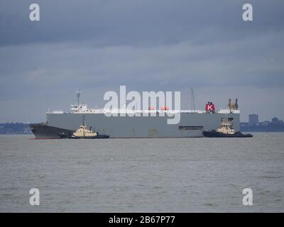 Sheerness, Kent, Großbritannien. März 2020. Wetter in Großbritannien: Ein überholter Nachmittag in Sheerness, Kent als Träger des Malacca Highway wird von zwei Schleppern in den Hafen begleitet. Kredit: James Bell/Alamy Live News Stockfoto