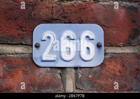 Schild Hausnummer 266. Stockfoto