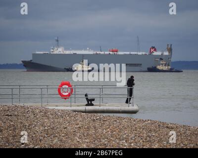 Sheerness, Kent, Großbritannien. März 2020. Wetter in Großbritannien: Ein überholter Nachmittag in Sheerness, Kent als Träger des Malacca Highway wird von zwei Schleppern in den Hafen begleitet. Kredit: James Bell/Alamy Live News Stockfoto