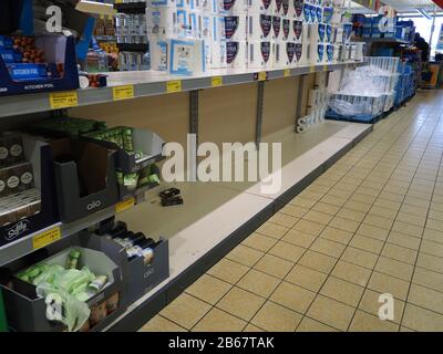 Sheerness, Kent, Großbritannien. März 2020. Leere toilettenrollenregale in einem Aldi-Supermarkt in Sheerness, da Menschen wegen Coronavirus in Panik Grundausstattung kaufen. Kredit: James Bell/Alamy Live News Stockfoto