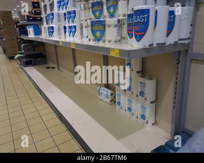 Sheerness, Kent, Großbritannien. März 2020. Leere toilettenrollenregale in einem Aldi-Supermarkt in Sheerness, da Menschen wegen Coronavirus in Panik Grundausstattung kaufen. Kredit: James Bell/Alamy Live News Stockfoto