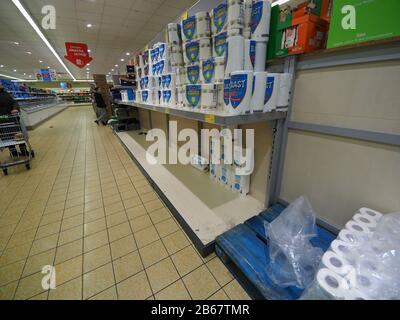 Sheerness, Kent, Großbritannien. März 2020. Leere toilettenrollenregale in einem Aldi-Supermarkt in Sheerness, da Menschen wegen Coronavirus in Panik Grundausstattung kaufen. Kredit: James Bell/Alamy Live News Stockfoto