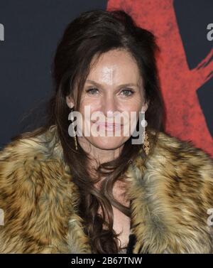 Los Angeles, USA. März 2020. Amy Brenneman trifft auf die MULAN-Weltpremiere von Disney, die am Montag, den 9. März 2020, im Dolby Theatre in Hollywood, CA stattfand. (Foto Von Sthanlee B. Mirador/Sipa USA) Kredit: SIPA USA/Alamy Live News Stockfoto