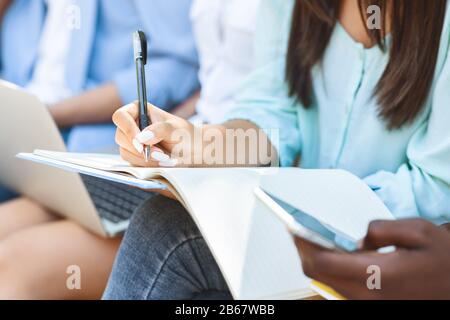 Nicht Erkennbare Schulmädchen Für Klassen, Schreiben In Arbeitsbuch, Notizen Machen Stockfoto