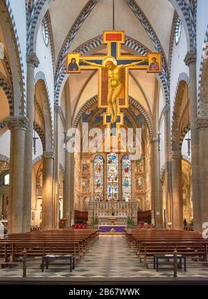 FLORENZ ITALIEN KIRCHE SANTA MARIA NOVELLA DAS KRUZIFIX VON GIOTTO, DAS IN DER MITTE DES MITTELSCHIFFS HÄNGT Stockfoto