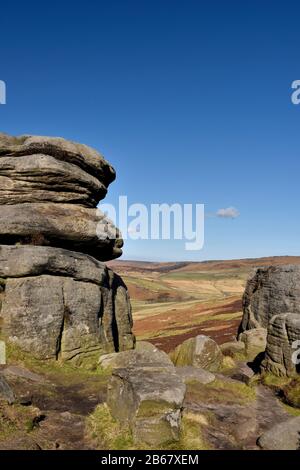 Blick auf die Felsen, Überraschungsansicht, Gritstone Felsen, Hope Valley, Peak District National Park, Derbyshire, England, Großbritannien Stockfoto