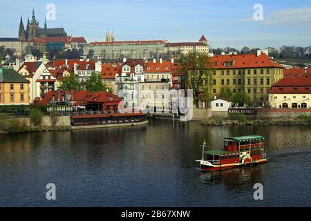 Die Elbis, ein Raddampfer, der auf der "Vltava" in der Nähe der Karlsbrücke und der Kampa-Insel segelt. Bezirk Malá Strana, Prag, Tschechien. Stockfoto