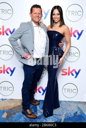 Mike Bushell (links) und Katya Jones nehmen an den TRIC Awards 2020 im Grosvenor Hotel, London, teilzunehmen. Stockfoto