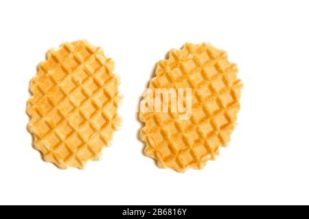 Zwei goldene runde Waffeln isoliert über weißem Hintergrund. Stockfoto