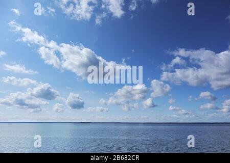 Schöne weißrussische Skyscape am großen See im Nationalpark mit glitzerndem Wasser und wundervollen Wolken im blauen Himmel Landschaftshintergrund Stockfoto