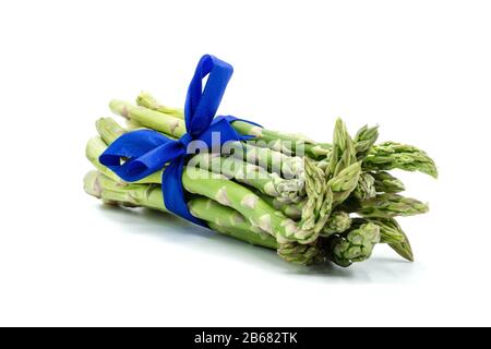 Grüner Asparagus isoliert auf weißem Hintergrund Stockfoto