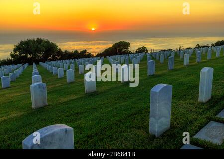 San Diego, Kalifornien, Vereinigte Staaten - 31. Juli 2018: Fort Rosecrans National Cemetery weiße Grabsteine am Himmel bei Sonnenuntergang. Amerikanischer Kriegsfriedhof in Point Stockfoto