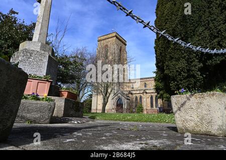 Niedriger Blick auf St George's Church, Pontesbury, Shropshire, England bei Sonnenschein eines Frühlingsmorgens. Stockfoto