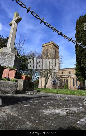 Niedriger Blick auf St George's Church, Pontesbury, Shropshire, England bei Sonnenschein eines Frühlingsmorgens. Stockfoto