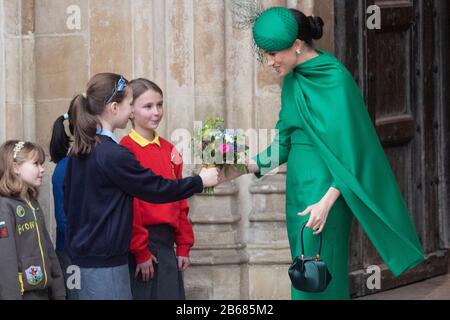 London, Großbritannien. März 2020. Meghan Markle, Duchess of Sussex, wird von Kindern nach dem Besuch des jährlichen Commonwealth Service in der Westminster Abbey am Commonwealth Day in London, Großbritannien, 9. März 2020 mit Blumen überreicht. Credit: Ray Tang/Xinhua/Alamy Live News Stockfoto