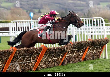 Shishkin, der von Nico de Boinville (hinten) geritten wird, geht mit Abacadabras, der von Davy Russell auf dem Weg zum Sieg in der Sky Bet Supreme Novices Hürde am Tag eins des Cheltenham Festivals auf der Cheltenham Racecourse, Cheltenham, geritten wurde, über den letzten. Stockfoto