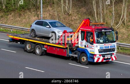 AAA, 24 Stunden Unfall- und Pannenhilfe VW Volkswagen Road Rescue, 24 Stunden Pannendienst. Transportfahrzeuge, LKW, Transport, LKW, AUTOTRANSPORTER, DAF LF Vehicle, European Commercial Transport, Industry, M61 in Manchester, Großbritannien Stockfoto