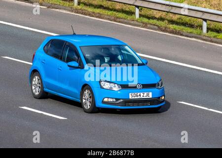 2014 BLAU VW Volkswagen Polo SE; UK Fahrzeugverkehr, Transport, moderne Fahrzeuge, Salonwagen, bewegliche Fahrzeuge, Fahrzeug, Straßen, Motoren, Fahren auf der Autobahn M6 Stockfoto