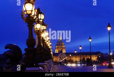 Die Lampen an der berühmten Alexander-III-Brücke am Abend in Paris. Stockfoto