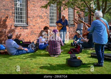 Musiker, die im Freien im National Waterways Museum, Ellesmere Port für die jährliche Osterboot-Versammlung spielen. Stockfoto