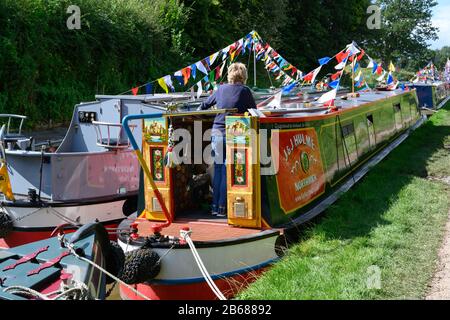 Besucher genießen das gute Wetter beim Whitchurch Canal Festival am Whitchurch Arm des Shropshire Union Canal in Shropshire. Stockfoto