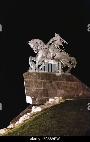 UFA, RUSSLAND, 19. AUGUST 2017: Salavat Yulajew bashkir Nationalheldendenkmal in der Nacht in Ufa ist eines der größten Reiterstandbilder Europas. Stockfoto