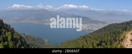 Arial Blick auf Pokhara Stadt, den See Phewa und die Himalaya-Range in Nepal Stockfoto