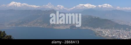 Arial Blick auf Pokhara Stadt, den See Phewa und die Himalaya-Range in Nepal Stockfoto