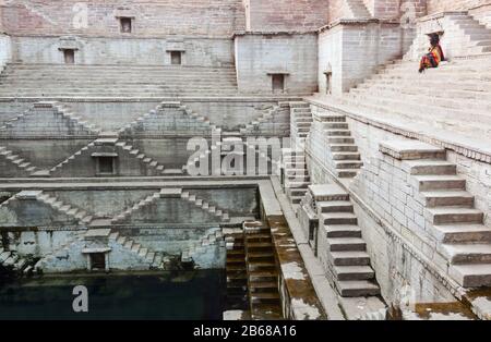 Berühmter tiefer Teich mit dem Namen "Toorji Ka Jhalra" oder "Toorji's Step Well" ist ein architektonisches Wunder. Zum Baden in Wasser, auch wenn der Wasserstand erreicht ist Stockfoto