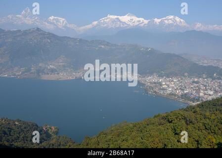 Arial Blick auf Pokhara Stadt, den See Phewa und die Himalaya-Range in Nepal Stockfoto