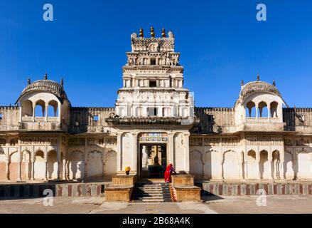 Pushkar, INDIEN - Sri Raghunath-Tempel durch das Tor in Puschkar, Indien. Puschkar ist eine der fünf heiligen Pilgerstätten für fromme Hindus. Stockfoto