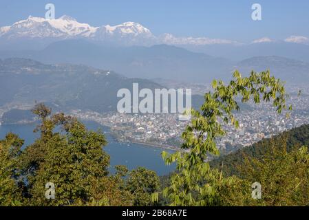 Arial Blick auf Pokhara Stadt, den See Phewa und die Himalaya-Range in Nepal Stockfoto