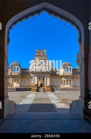 Pushkar, INDIEN - Sri Raghunath-Tempel durch das Tor in Puschkar, Indien. Puschkar ist eine der fünf heiligen Pilgerstätten für fromme Hindus. Stockfoto