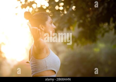 Schöne Frau Ausübung im Park Stockfoto