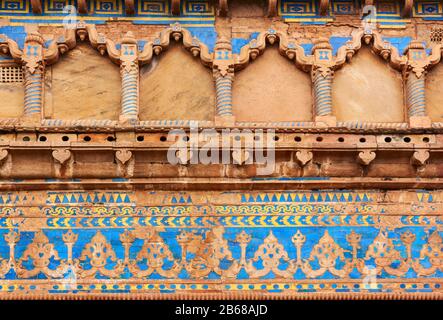 Gwalior, Madhya Pradesh, Indien - januar, 03 - 2020: Das Äußere von Man Singh Palace, Gwalior Fort mit imposanten Wänden, Bastionen und Toren. Stockfoto