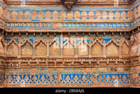 Gwalior, Madhya Pradesh, Indien - januar, 03 - 2020: Das Äußere von Man Singh Palace, Gwalior Fort mit imposanten Wänden, Bastionen und Toren. Stockfoto