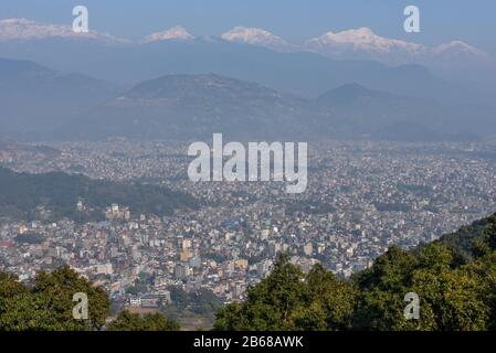 Arial Blick auf Pokhara Stadt, den See Phewa und die Himalaya-Range in Nepal Stockfoto