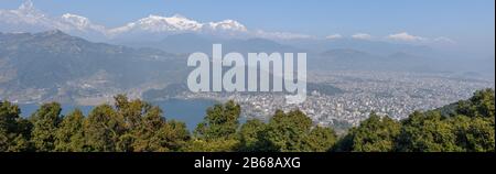 Arial Blick auf Pokhara Stadt, den See Phewa und die Himalaya-Range in Nepal Stockfoto