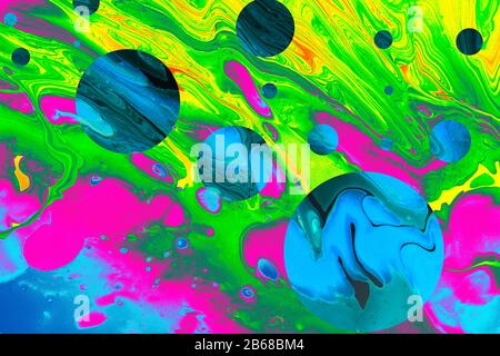 Surrealistischer psychedelischer Zeichenhintergrund, flüssiges Malen Stockfoto