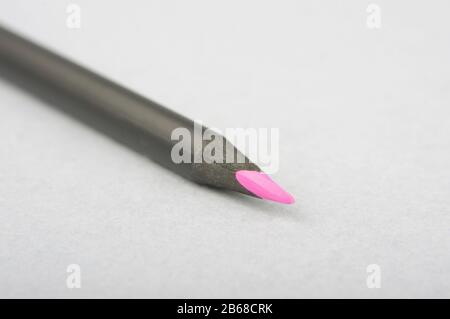 Pinkfarbener Bleistift isoliert auf grauem Hintergrund Stockfoto