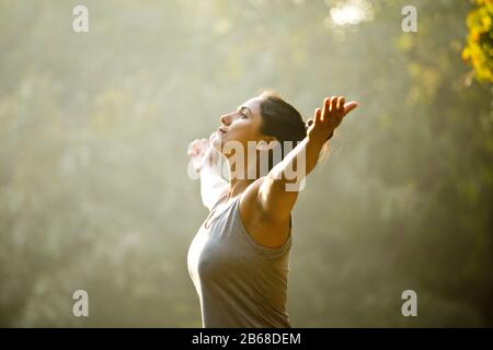 Schöne Frau Ausübung im Park Stockfoto