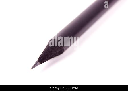Makro-Nahaufnahme der schwarzen Spitze des spitzen Bleistifts, die auf dem weißen Hintergrund isoliert ist Stockfoto