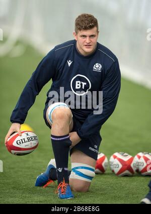 Edinburgh, Großbritannien. März 2020. Guinness Six Nations Rugby: ScotlandÕs Scott Cummings während der Trainingseinheit der schottischen Mannschaft, Oriam, Heriot-Watt University Campus, Riccarton, Edinburgh, Schottland, Großbritannien. März 2020. Kredit: Ian Rutherford/Alamy Live News Stockfoto